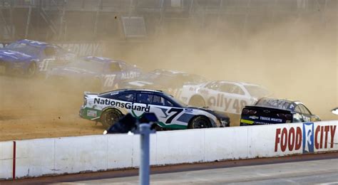 Dirt-racing star Bell outruns Reddick to win on Bristol dirt